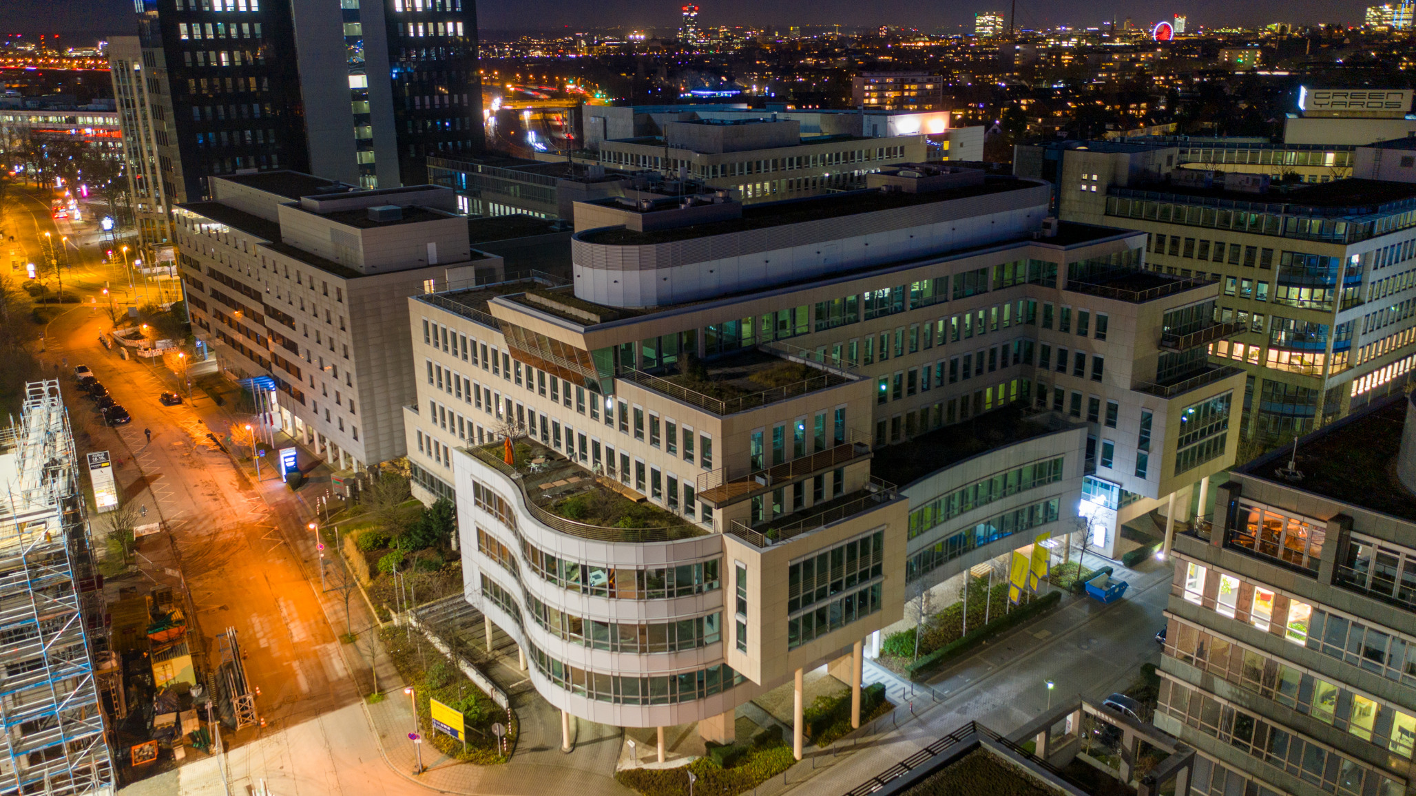 Außenansicht bei Nacht