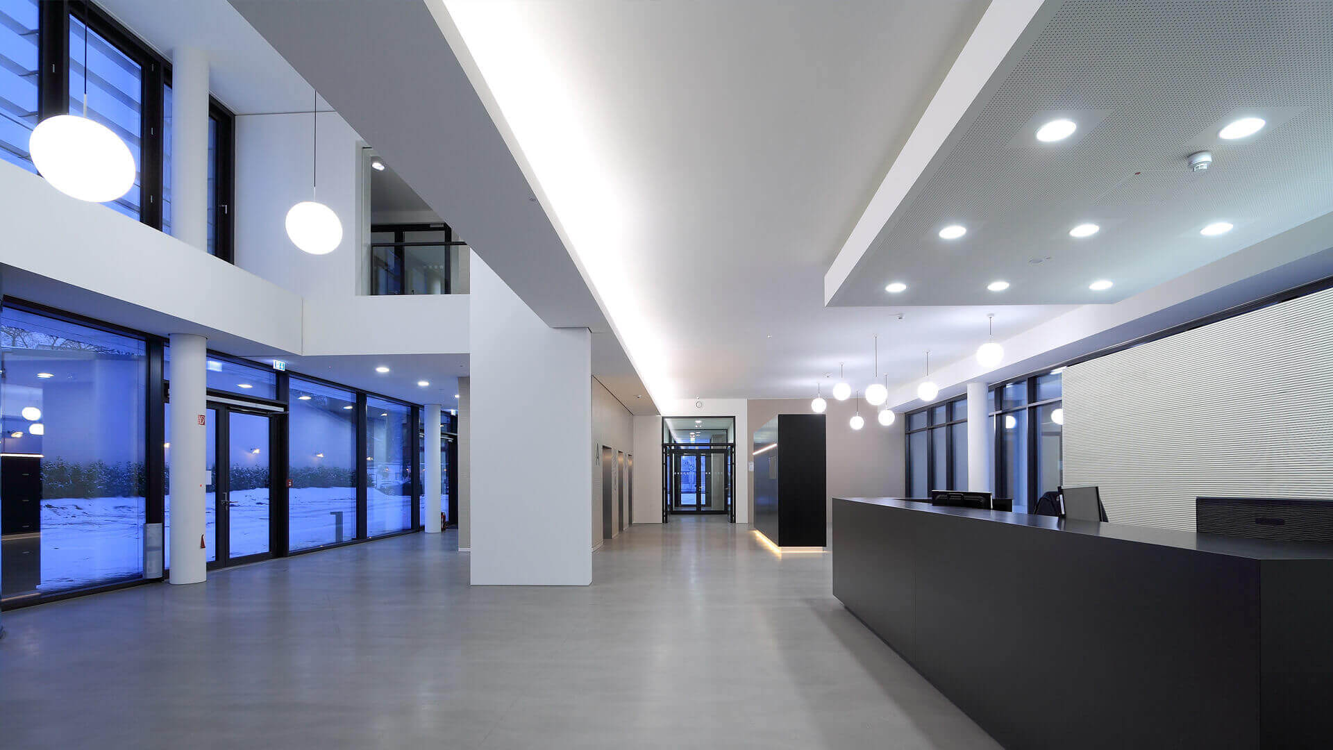 buerogebaeude_la-cour_innenarchitektur_beleuchtet_sop-architekten_header