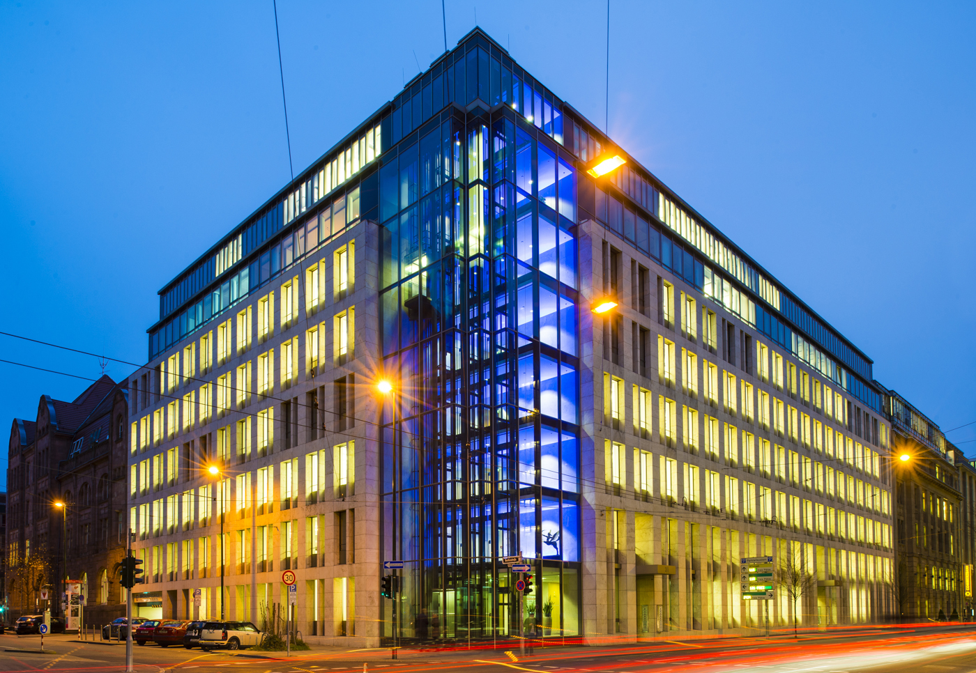 Außenansicht bei Nacht