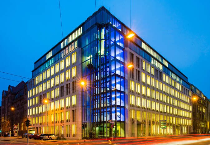 Außenansicht bei Nacht