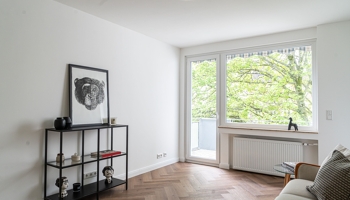 Top-sanierte 2-Zimmerwohnung mit Balkon & zusätzlichem Dachbodenraum - Einziehen und Wohlfühlen!