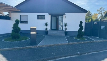 Charmanter,modernisierter Bungalow mit Einliegerwohnung & sonnigem Garten – provisionsfrei 