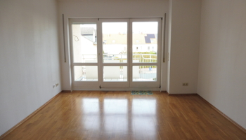 Lichtdurchflutete 1-Zimmer-Wohnung mit Einbauküche und Balkon, inklusive Stellplatz,bezugsfertig.