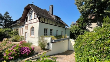 Geschmackvolle Stadtvilla mit Burgblick