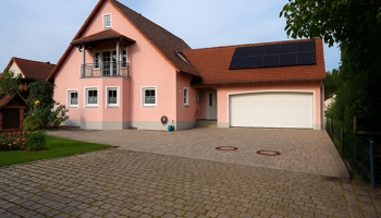 Großzügiges Mehrfamilienhaus mit Traumgarten in Wertingen
