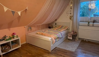 Geräumiges 1-2 Familienwohnhaus mit Vollkeller und Doppelgarage