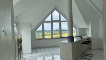 Lichtdurchflutete Wohnung mit Balkon, Kachelofen & Traum-Ausblick