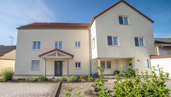 Top renovierte Wohnung in energetisch saniertem Gebäude mit Balkon und Garagen-Stellplatz