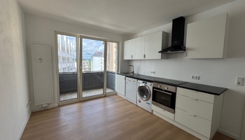 Zweitbezug nach Kernsanierung! Moderne Wohnung mit Balkon, Einbauküche in zentraler Lage