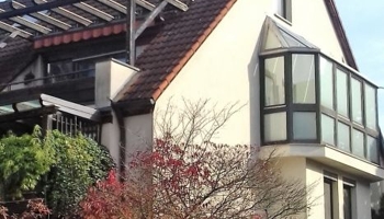 Traumhaft schöne Maisonette-Wohnung mit Loggia und Wintergarten in ruhigem, naturnahen Wohnquartier