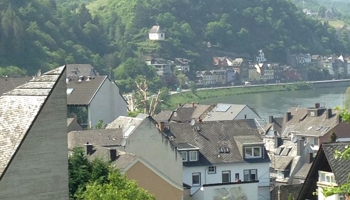 Schöne und geräumige 5-Zimmer-Wohnung mit Balkon und Burgblick in 1er Reihe