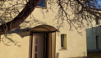 Freistehendes Zweifamilienwohnhaus mit Gehöft und Garten