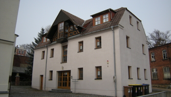 freistehendes, zweigeschossiges Wohn- und Geschäftshaus