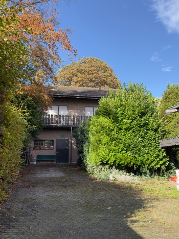 Einfamilienhaus mit 6 Pferdeställen und Garten