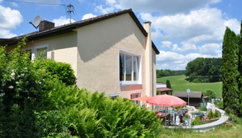 •	Ein herrlicher, unverbaubarer Ausblick ist ein Vermögen wert, aber bei diesem Objekt bezahlbar