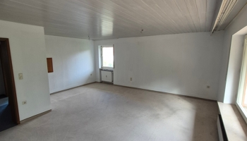 2 Familienhaus mit 250 qm Wohnfläche und 2 Garagen zu verkaufen