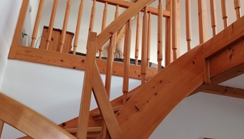 Charmante, helle 2-Raum-Maisonette-Wohnung mit attraktiver Galerie und Balkon in Feldkirchen-Wh