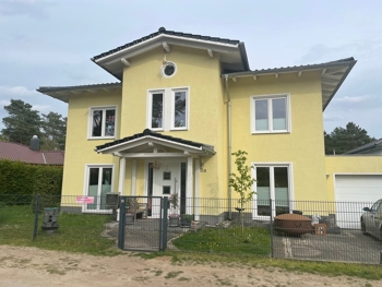 Modernes Einfamilienhaus, Stadtvilla, Haus im Grünen