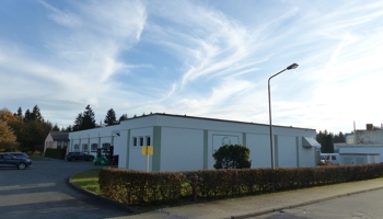 Industriehalle mit Anbau und Grundstück