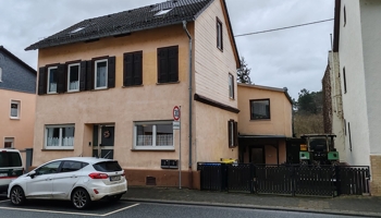 Zwei Einfamilienhäuser mit ELW und Garten Preis ist für EIN Haus, verkauft wird nur alles zusammen