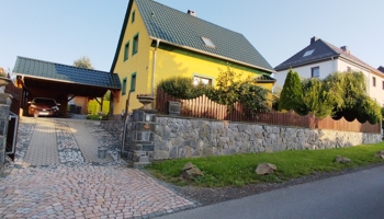 Charmantes sofort bezugfähiges EFH sucht Holzliebhaber 
