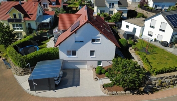 Gepflegtes Einfamilienhaus mit ELW, Doppelgarage, Garten, Doppelcarport - In ruhiger Wohnlage