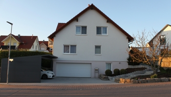 Gepflegtes Einfamilienhaus mit ELW, Doppelgarage, Doppelcarport - In ruhiger Wohnlage
