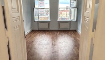Wohnen im Herzen von Berlin Sanierte Altbauwohnung mit Süd-Balkon