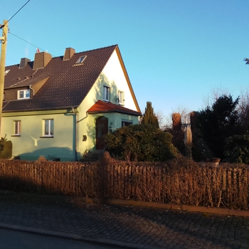 Massive Doppelhaushälfte mit Nebengebäude und großen Garten