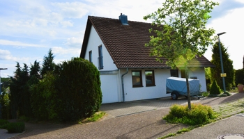 Gepflegtes freistehendes Architekten - Einfamilienhaus mit Einliegerwohnung und Garten