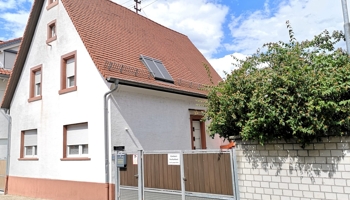 Kernsaniertes Ein-Zweifamilienhaus mit großem Grundstück. Provisionsfrei!