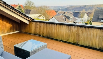 Einfamilienhaus mit Blick auf die Sperrmauer und den Möhnesee