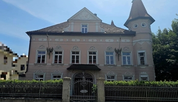 Jugendstilvilla mit zusätzlichem Baugrundstück im Herzen von Osterhofen