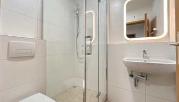 Lage, Lage, Lage! Gemütliche, sanierte ETW, inkl. TG-Stellplatz, Südterrasse und Keller