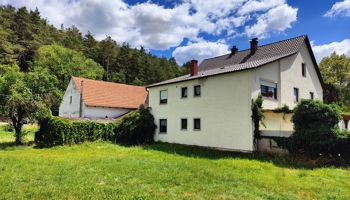 Großzügiges Baugrundstück mit Altbestand (EFH + NG) zu verkaufen. 