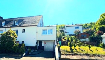 Gepflegtes Haus mit Garten