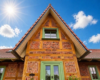 Vorsicht! Dieses neu gebaute Fachwerkhaus hat Nebenwirkungen….