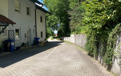 Ruhige Waldrandlage! Großzügiges RMH mit 5 Zi., 2 Bädern & 2 Balkonen – A94 schnell erreichbar