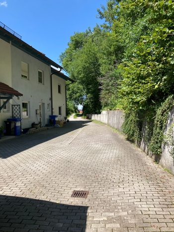 Ruhige Waldrandlage! Großzügiges RMH mit 5 Zi., 2 Bädern & 2 Balkonen – A94 schnell erreichbar