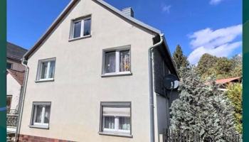 Großes Einfamilienhaus mit viel Nebengelass