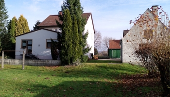 Zeitloses Einfamilienhaus, großem Grundstück und Nebengebäude