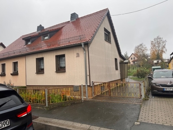 Preiswertes und großes 4-Zimmer-Doppelhaus in Triptis