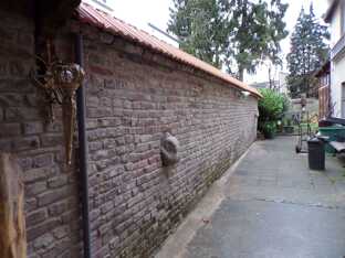 Mauer zum Nachbarn