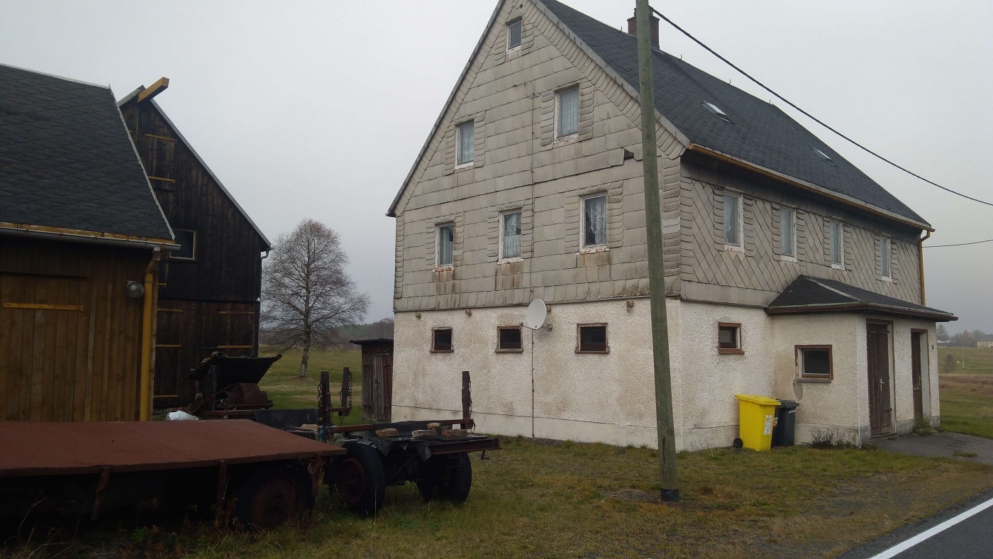 Landwirtschaftliche Nutzfläche mit zwei großen Hallen und