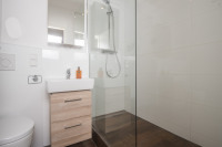 Badezimmer mit Walk-in-Dusche