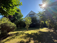 Gartenseite mit Balkon