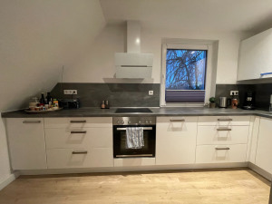 VERMIETET! Lichtdurchflutete 2,5 Zi.-DG-Wohnung - mit EBK - in kernsaniertem Altbau GT-Nä. Miele