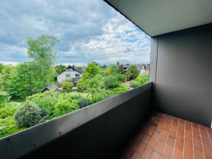 Helle 2-Zi-DG-Whg. mit EBK, Balkon und Garage - GT-Süd