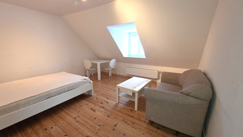 Zimmer möbliert